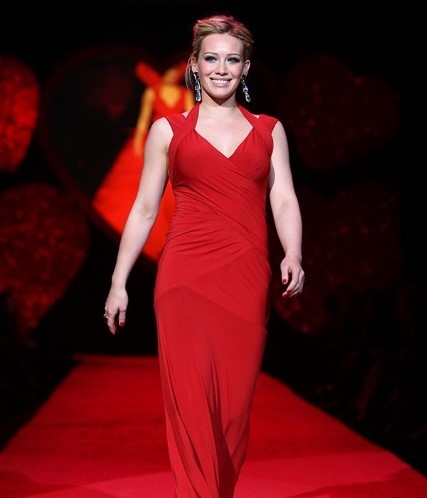 
	
	Hillarry Duff nổi "bần bật" với chiếc đầm đỏ trong chương trình thời trang từ thiện Heart Truth.